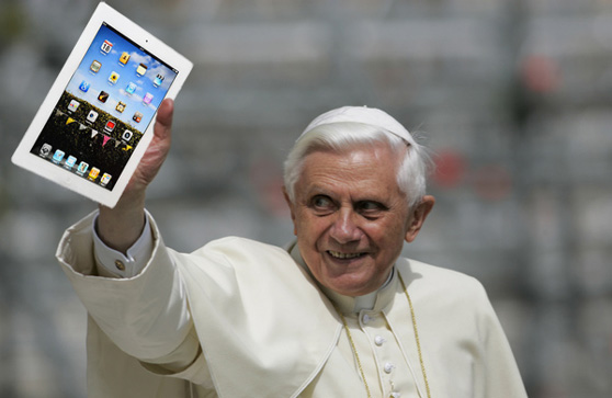 Del primer PapaTuit al inminente bautismo de la Pope App