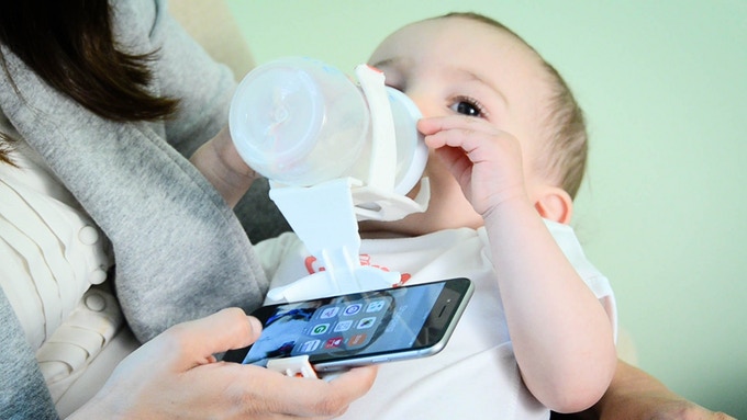 Swipe and Feed, la solución para mirar tu smartphone mientras das el biberón a tu hijo