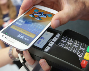 Ya circulan en España 50.000 pegatinas contactless de Visa para pagar con el móvil