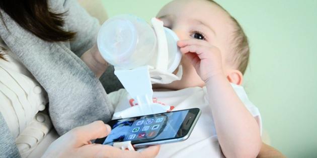 Swipe and Feed, la solución para mirar tu smartphone mientras das el biberón a tu hijo
