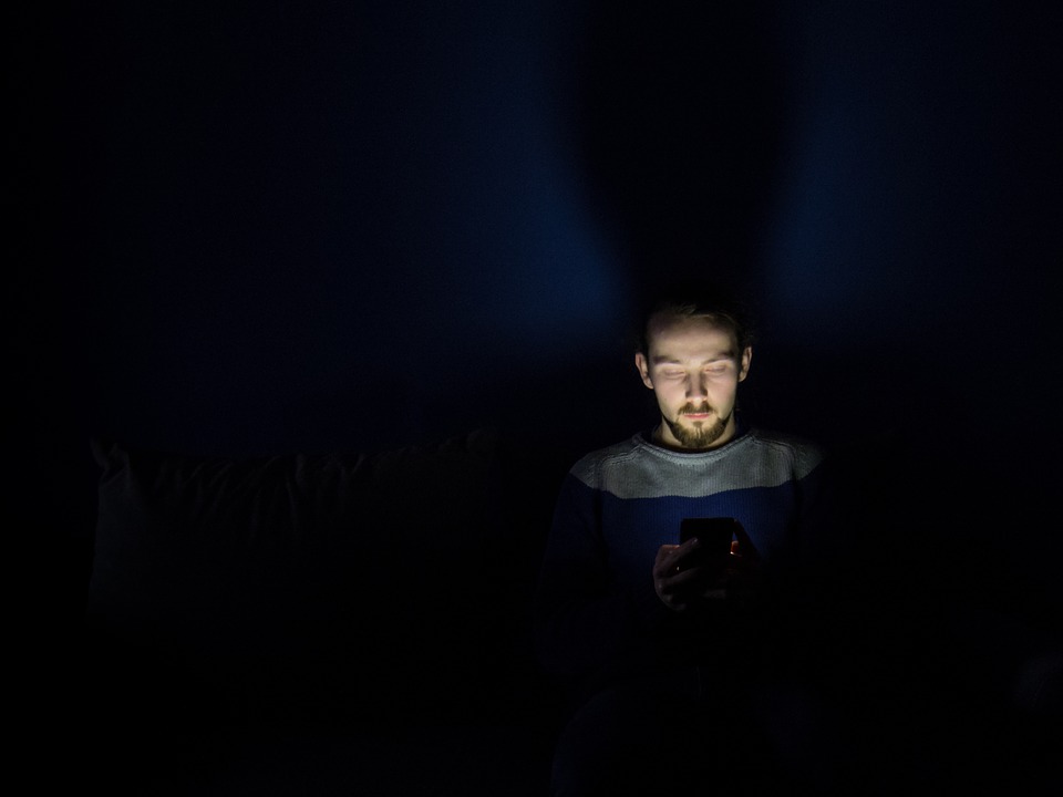 El 97% de los millennials ha sufrido insomnio por usar el smartphone en la cama