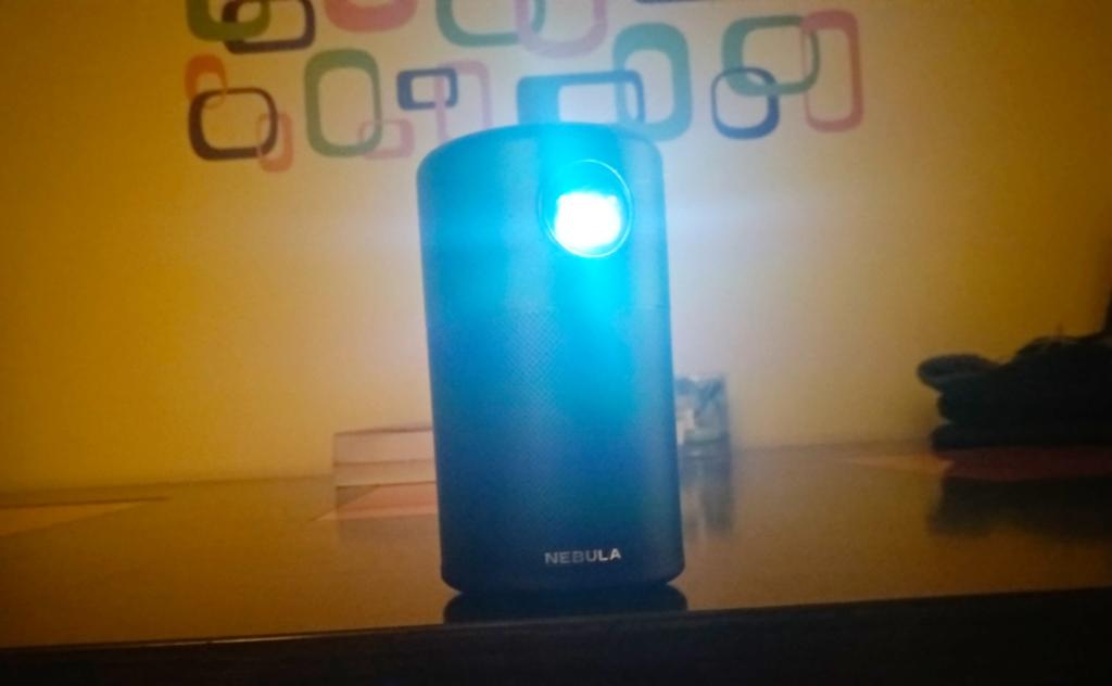 Nebula Capsule, el proyector portátil con forma de lata para montarte un cine en cualquier lugar