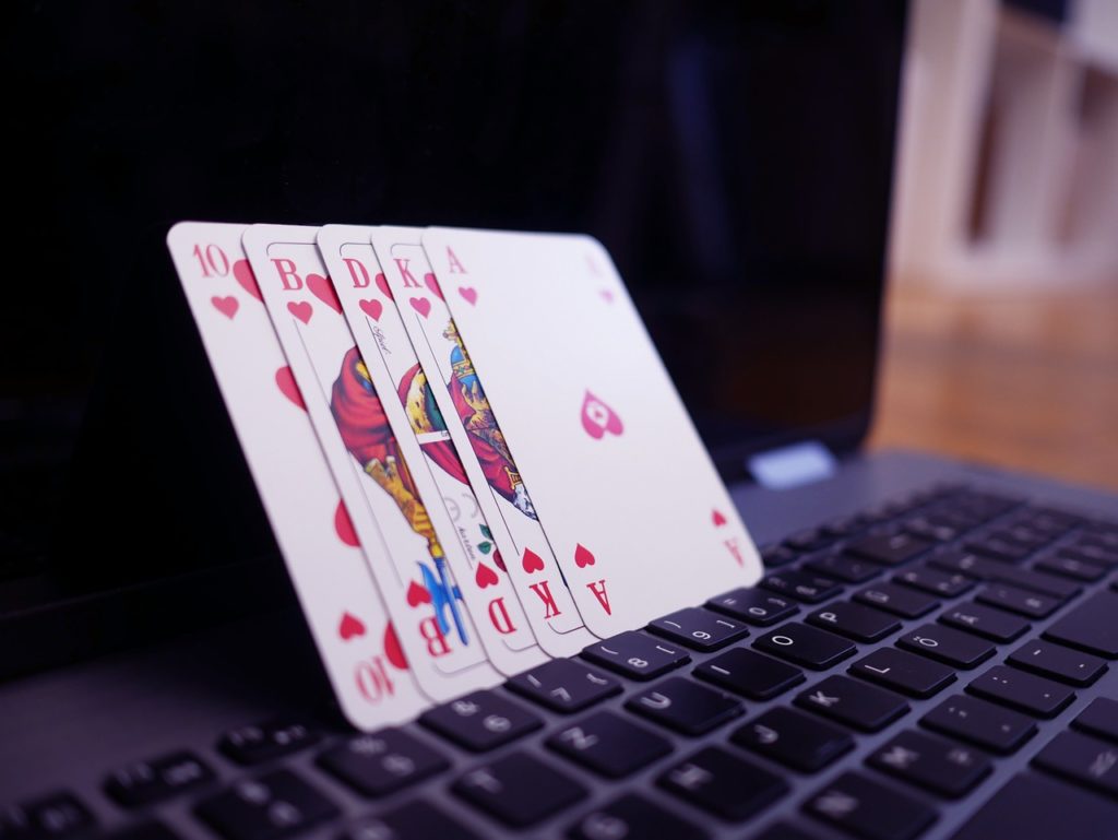 Aprende a jugar póquer en línea y mejora tus habilidades