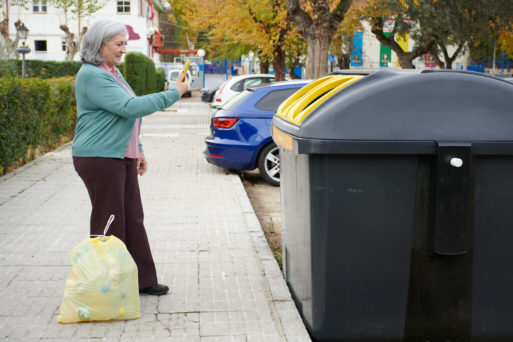 RECICLOS: la app de Ecoembes que te recompensa por reciclar en el contenedor amarillo y con la que puedes reforestar un espacio natural