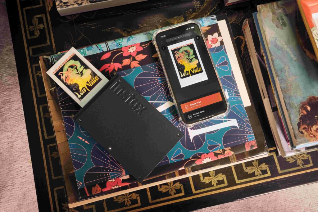 Fujifilm lanza la instax mini Evo Cinema, una cámara que imprime tus vídeos