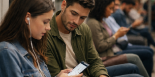 El 58% de los españoles mira pantallas ajenas en público, según un estudio